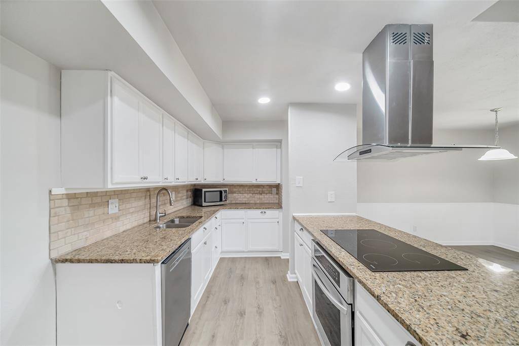 The sleek and stylish built-in cooktop enhances both functionality and style, making it perfect for effortless and enjoyable gatherings with family and friends.