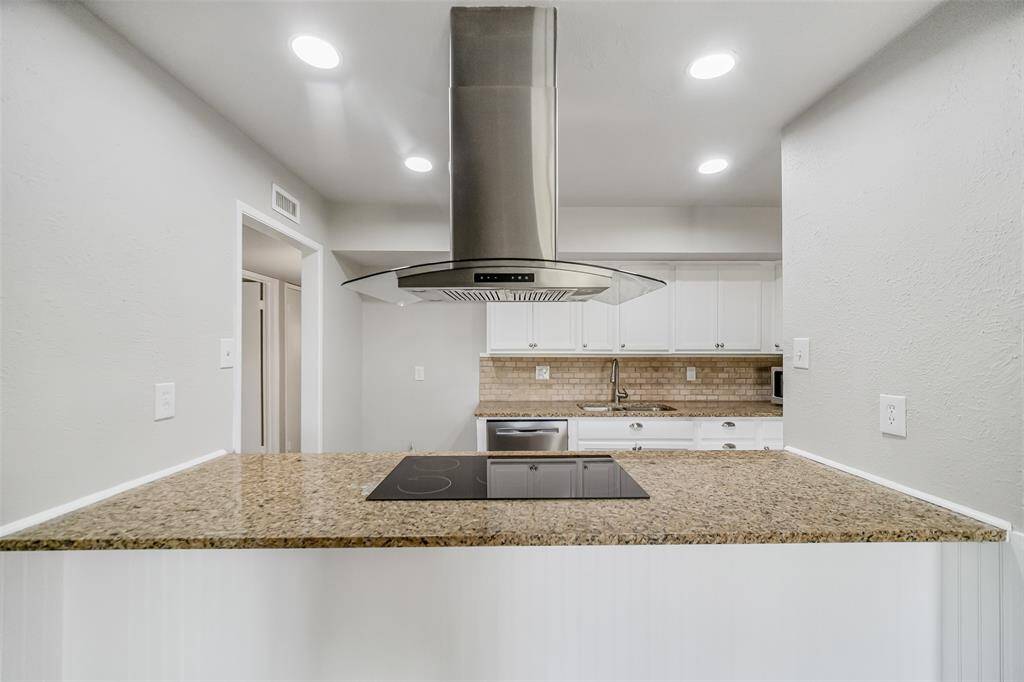 The eat-at breakfast bar is perfect for a quick meal or for entertaining family and friends.