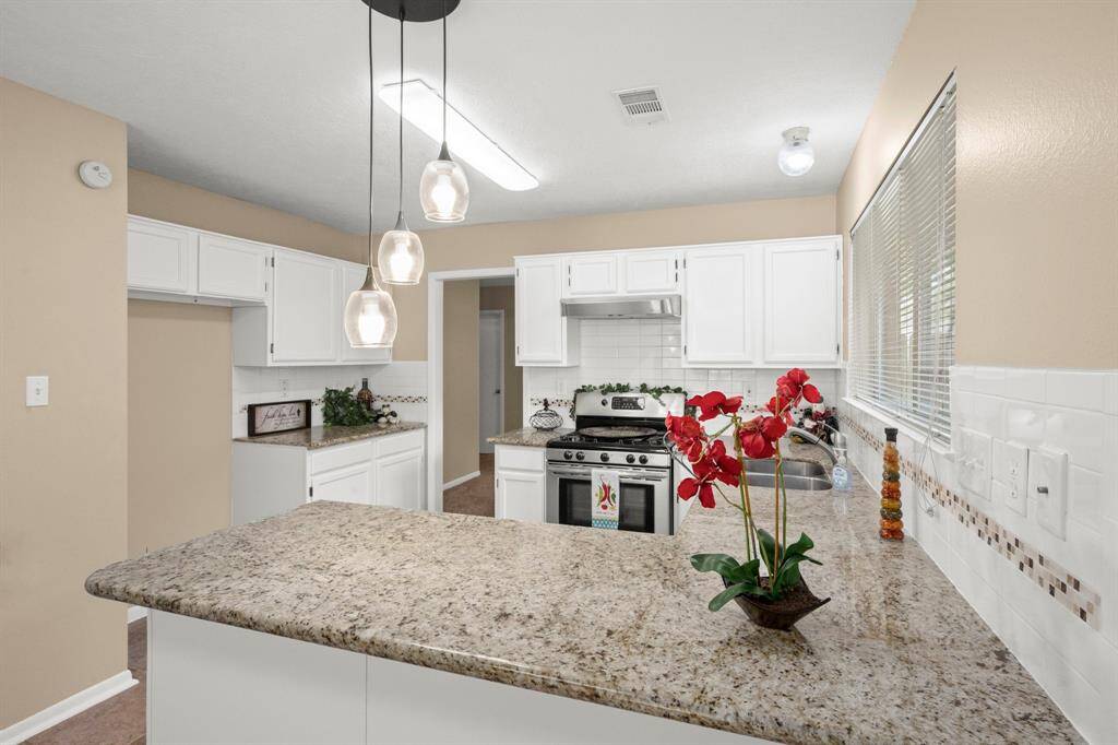 Modern pendant lights with granite countertops