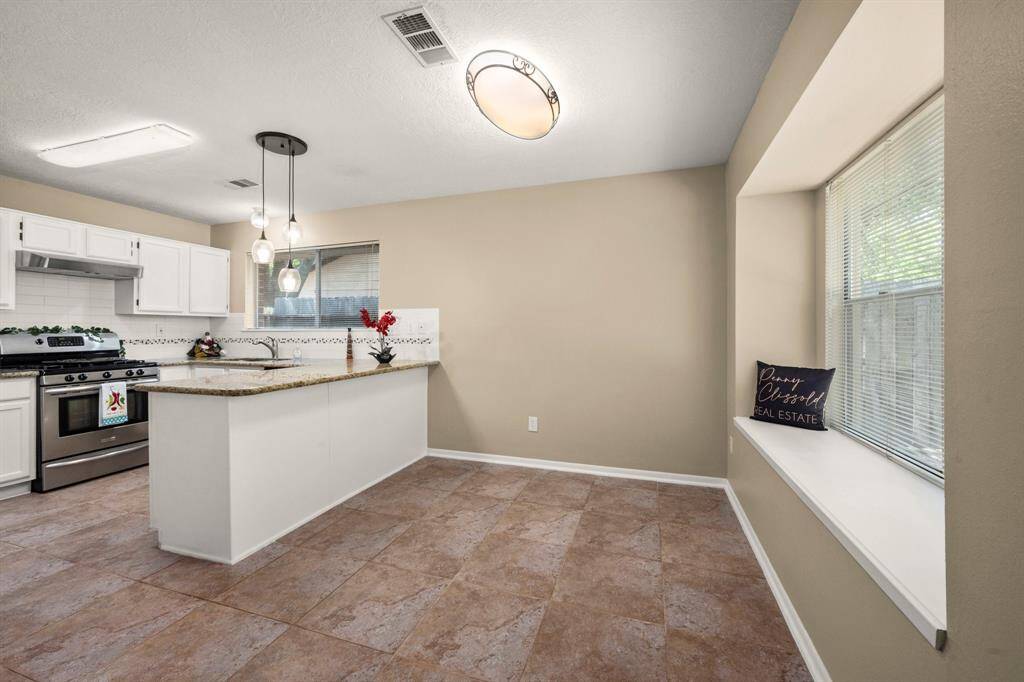 Open breakfast nook with the option of window or bar seating