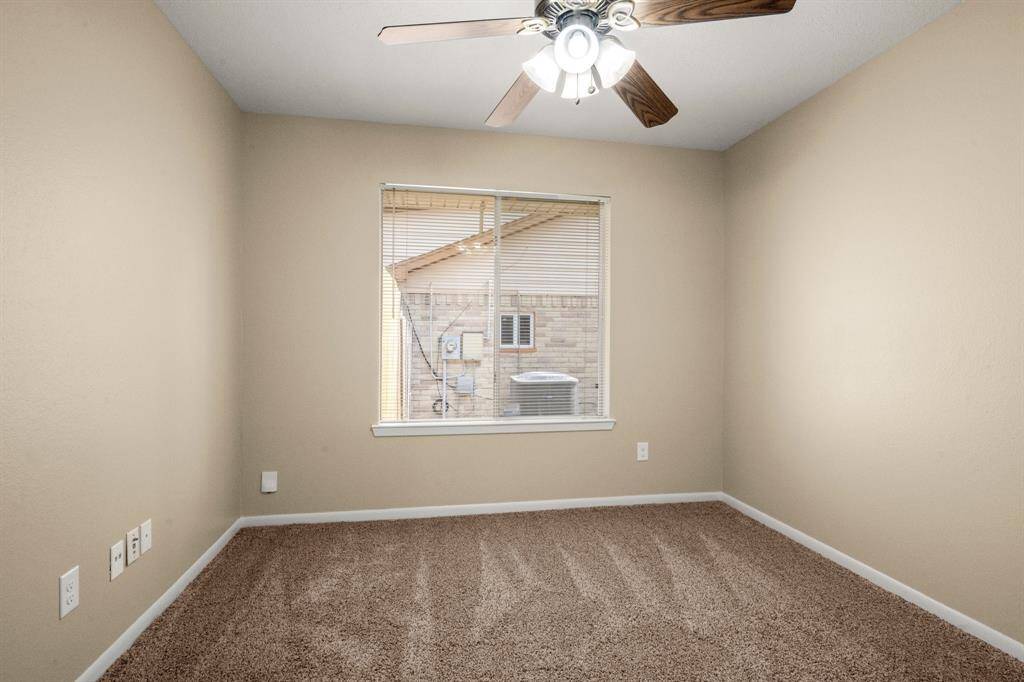 Secondary bedroom....