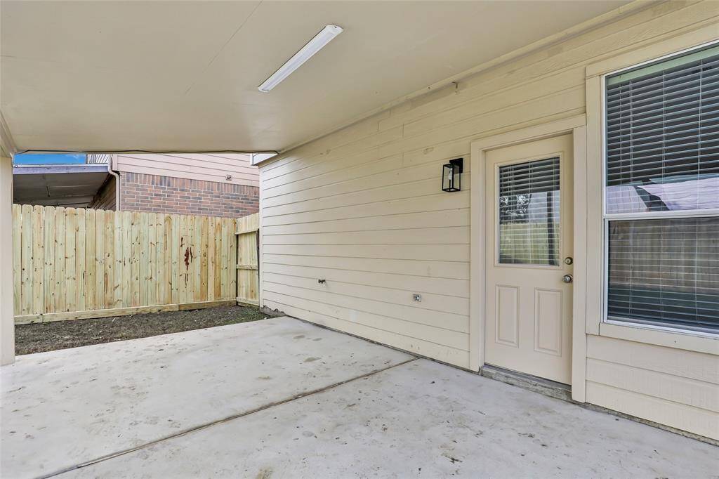 Lovely covered patio perfect for entertaining family & friends.
