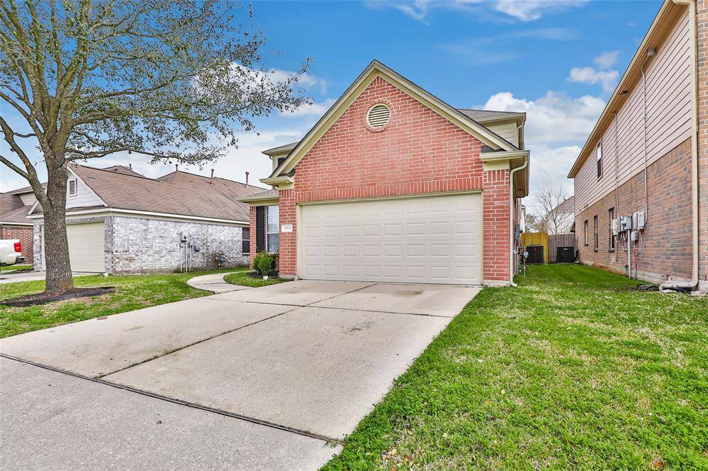 Spacious driveway