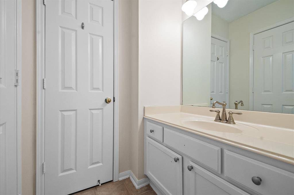 Hollywood style bathroom between bedrooms 3 and 4.