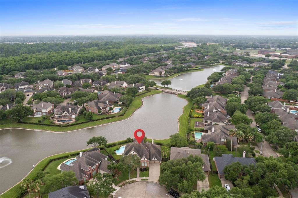 This aerial shot shows the position of the house on the lake. It faces the full depth of the water system with fountains on the left and right.