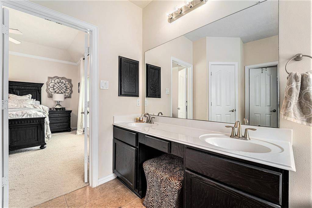 This en suite also has vanity seating!