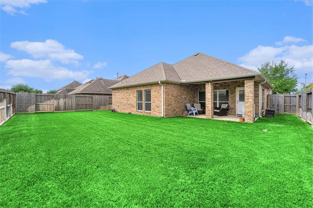 Step outside to the fantastic backyard with a covered patio and ample green space!