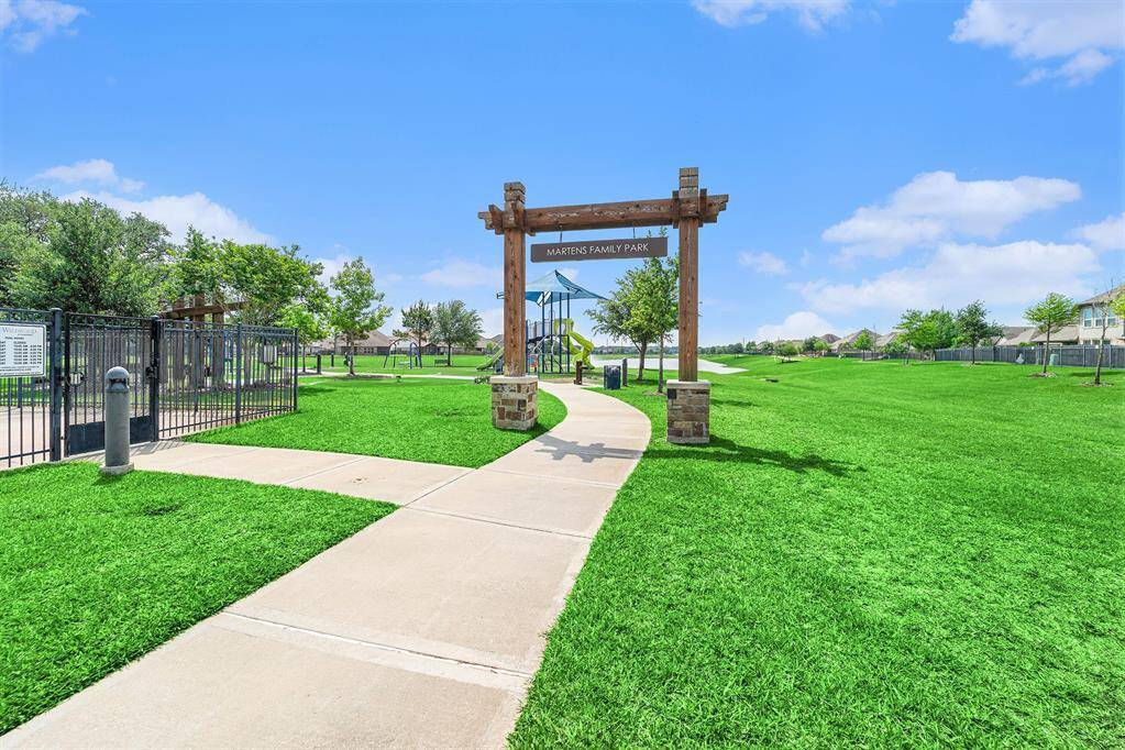 The Oakcrest Community has lots of amenities including a community pool, splash pads, playgrounds, a clubhouse, and walking trails!