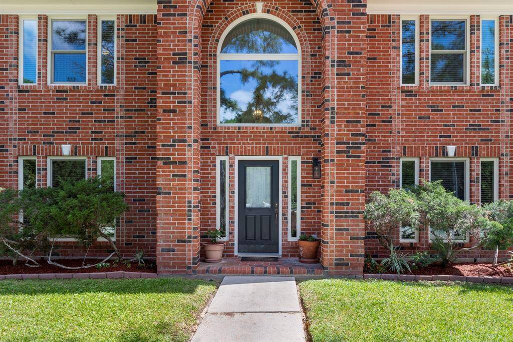 Stately yet warm brick facade with efficient and quality ANDERSEN windows