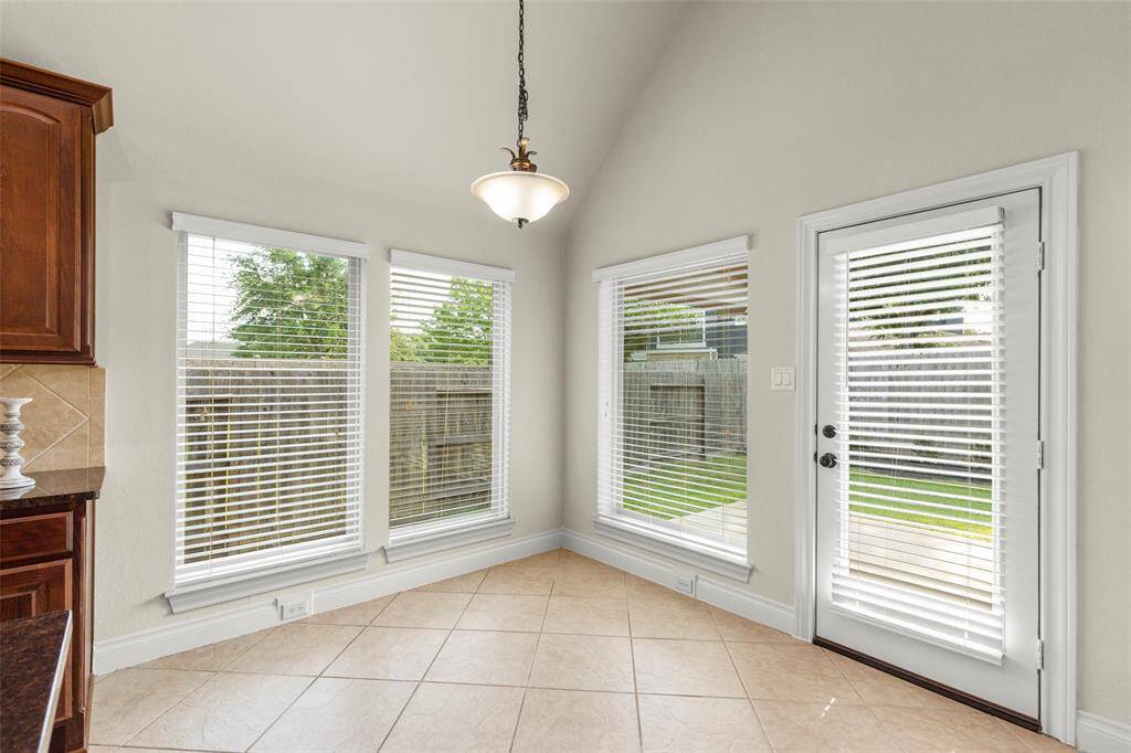 Breakfast Room to Enjoy Quiet Mornings in the Sunlight and with a View