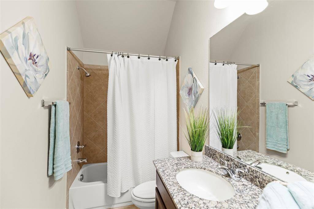 Huge Tub/Shower Combo in this Full Bathroom