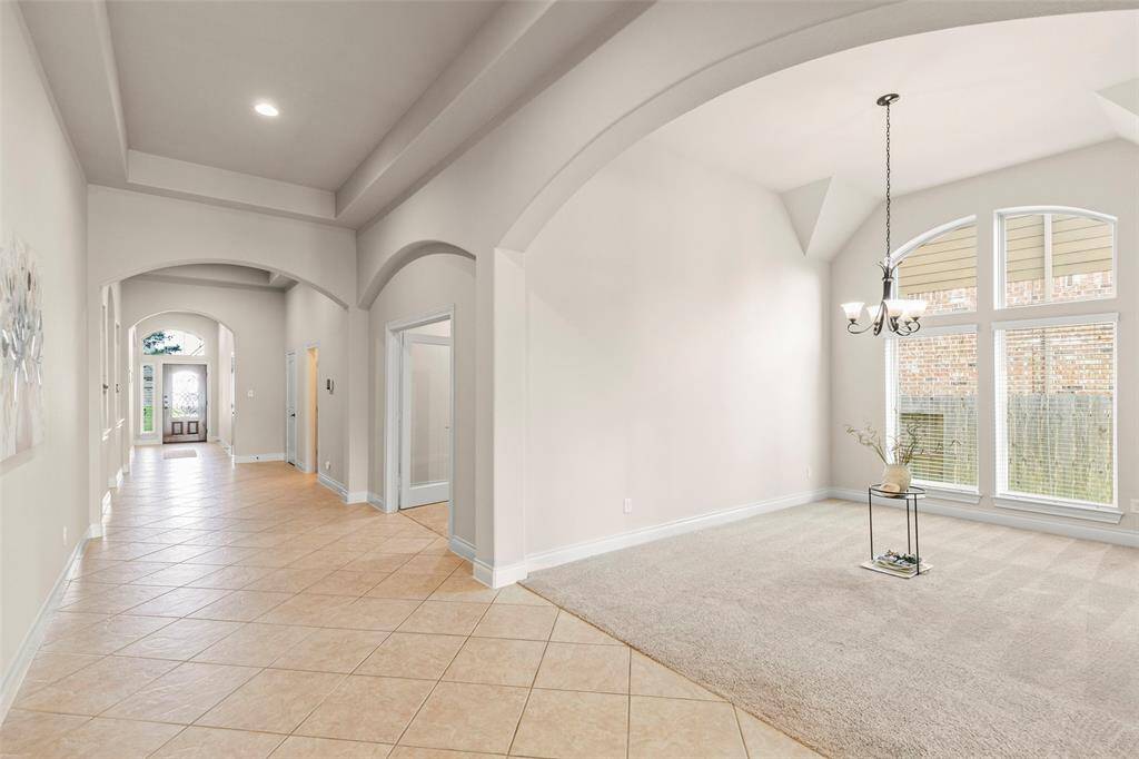 Elegant Dining Room to Enjoy Meals with your Family.