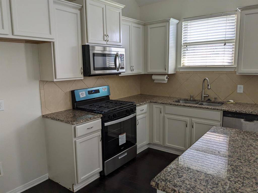 The Kitchen has good counter- and cabinet space