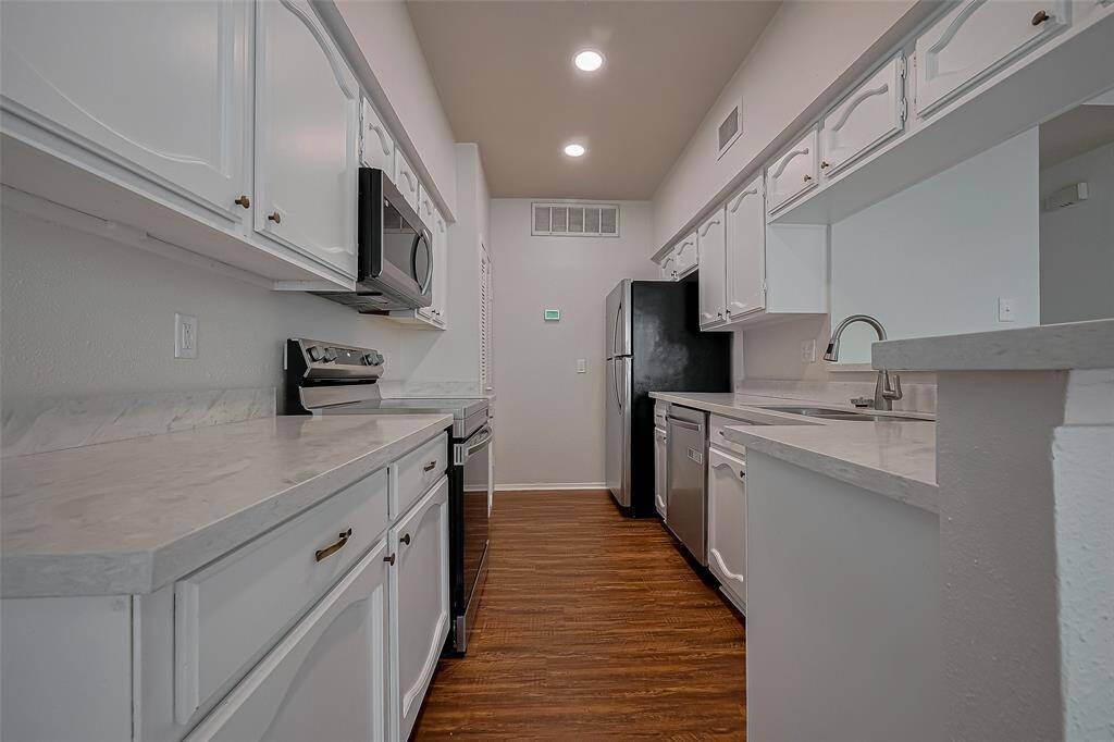 A stunning kitchen filled with light and a vibrant ambiance!