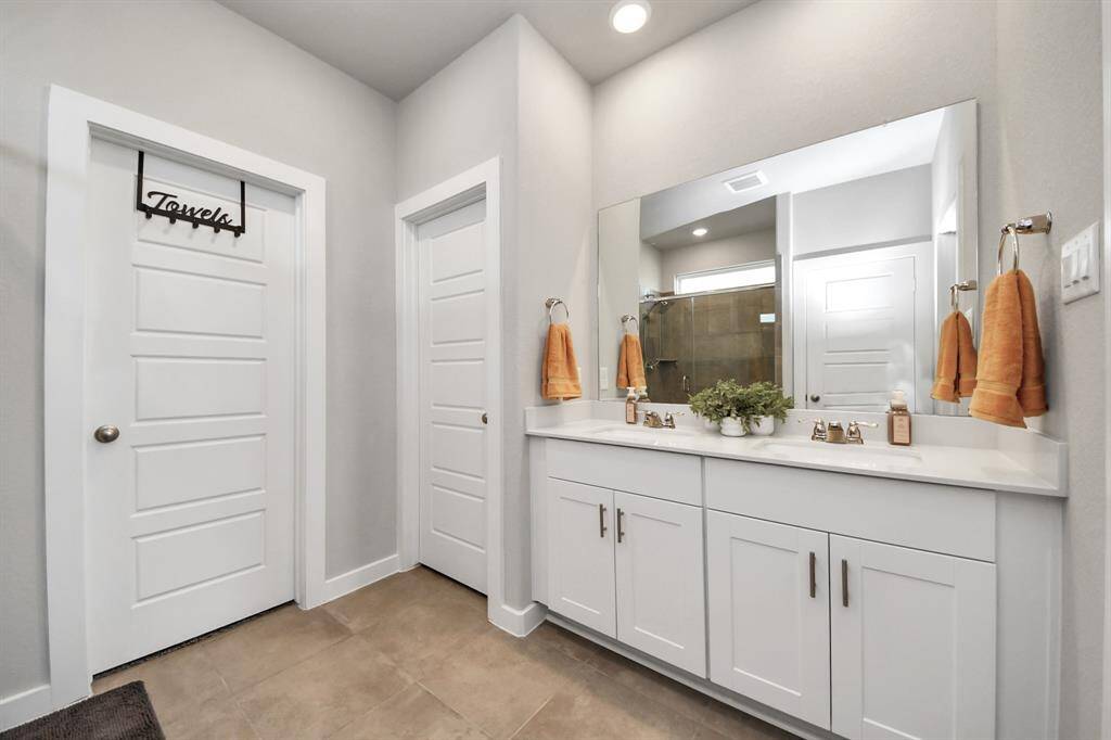 Double sinks in Primary Bath