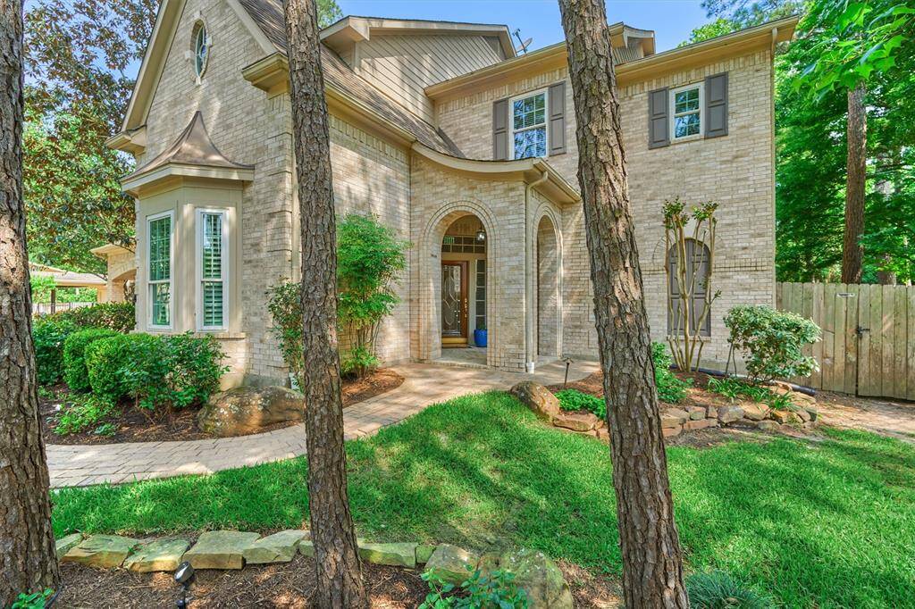 A park-like setting with idyllic lot orientation - multiple venues for leisure, entertainment, family fun, and pets!