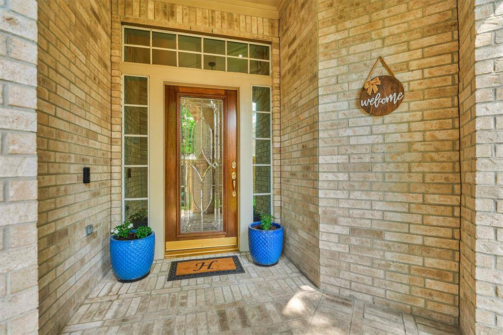 Brick walk-up entrance to covered porch entryway.