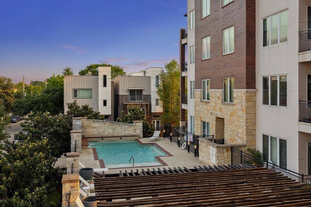 CORNER unit offers sweeping views of the downtown skyline and resort-style pool—enjoy the best of both worlds from your private balcony.