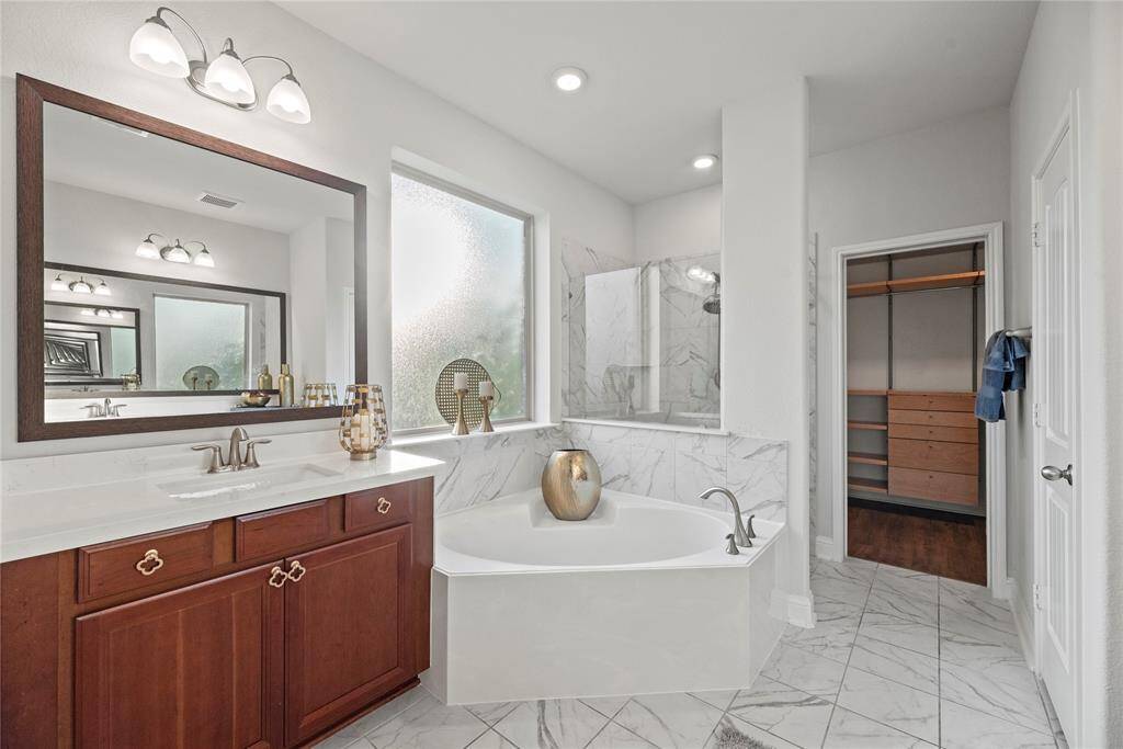 View with 2nd vanity.