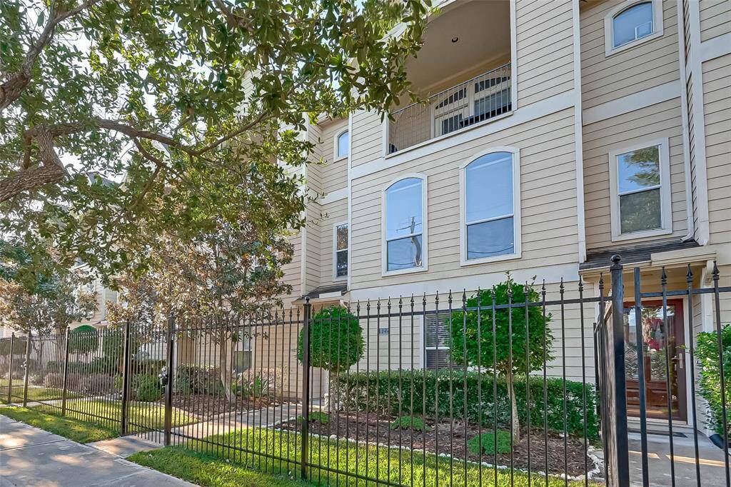 Convenient access to Medical Center, Hermann Park & Rice University.