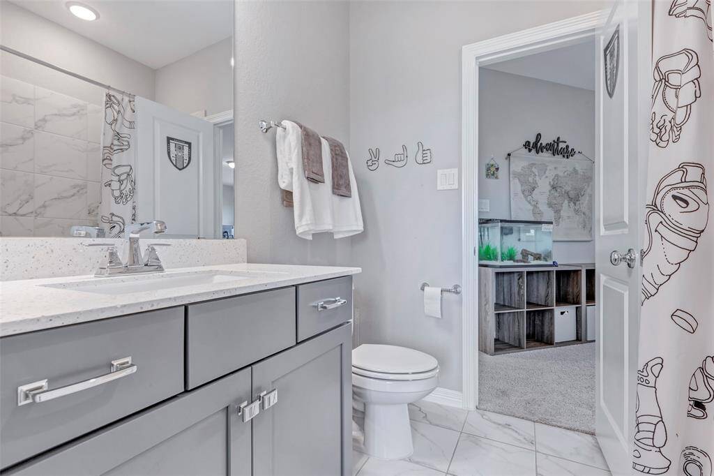 Ensuite bath for third bedroom