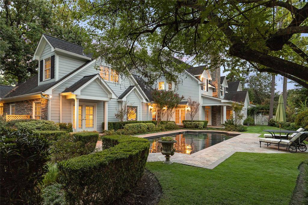 The house is connected to the outdoors through gardens and the wonderful pool setting.