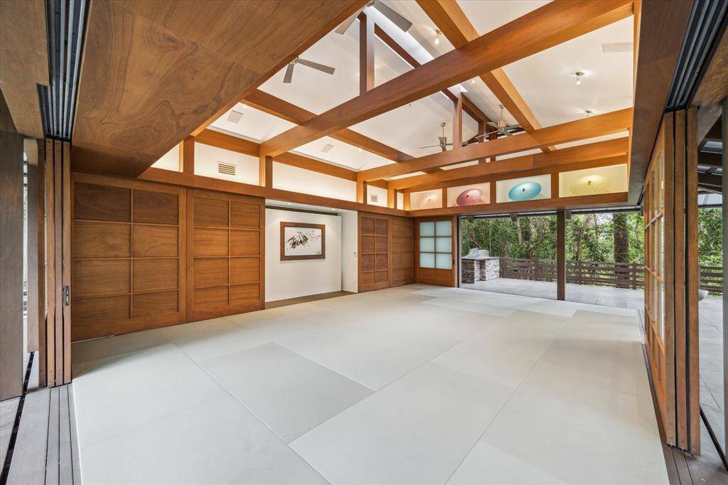 Panels surrounding the air-conditioned space seamlessly glide back to allow enjoyment of the setting.
