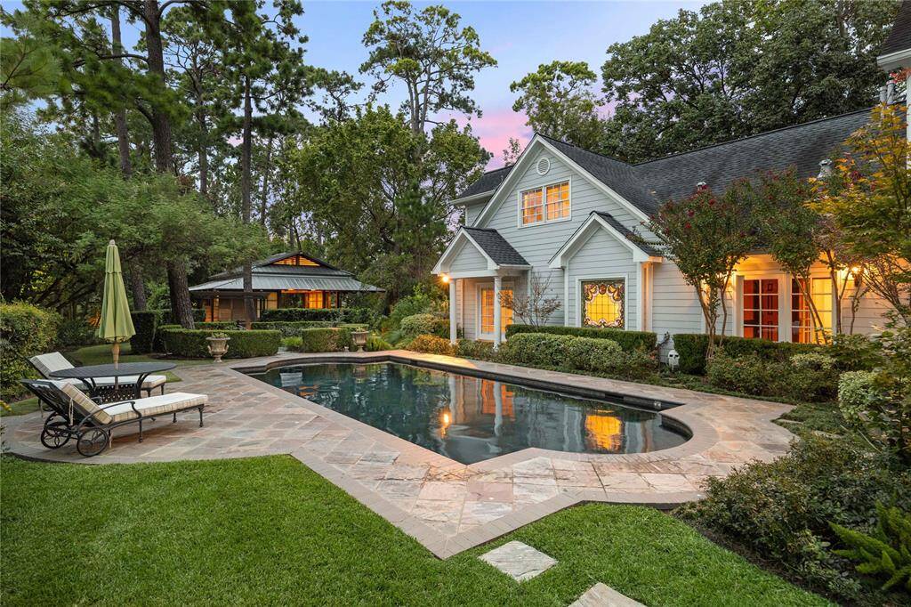 Lovely pool, surround, lawn and gardens.