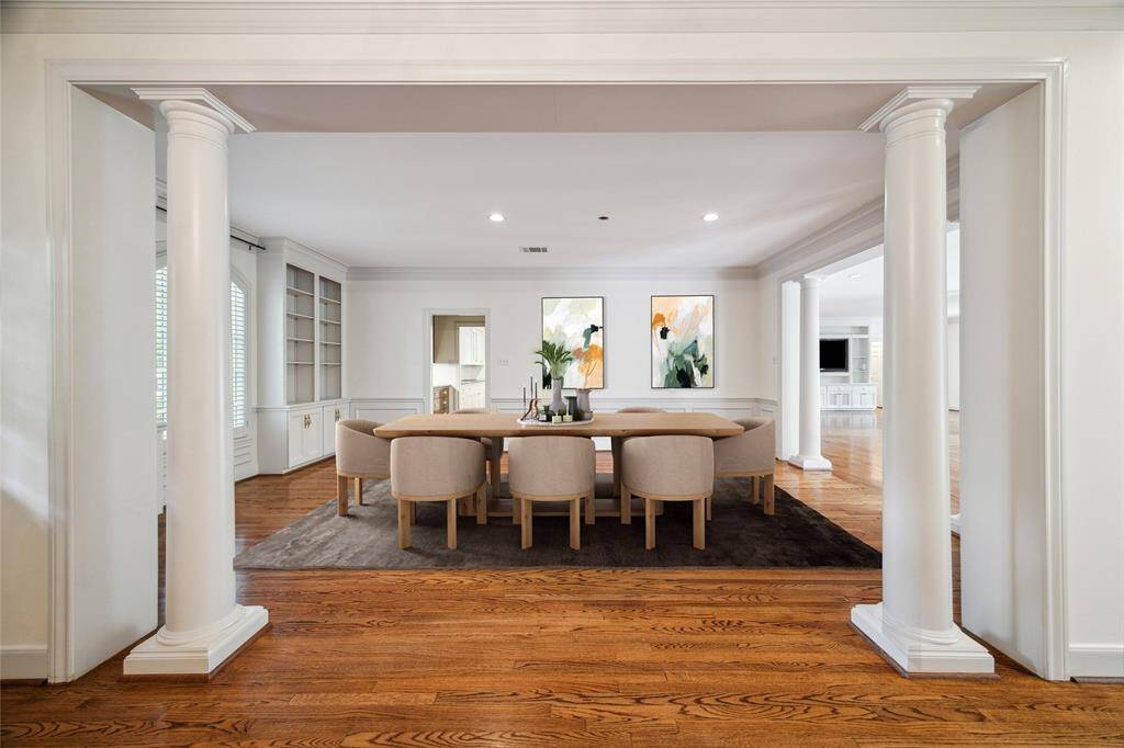 Spacious dining room with swing door opens to the Butler's Pantry and serving bar. (virtually staged)