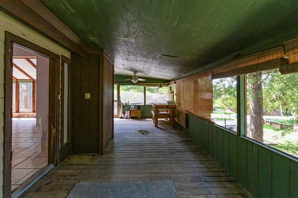 length view of screened in porch