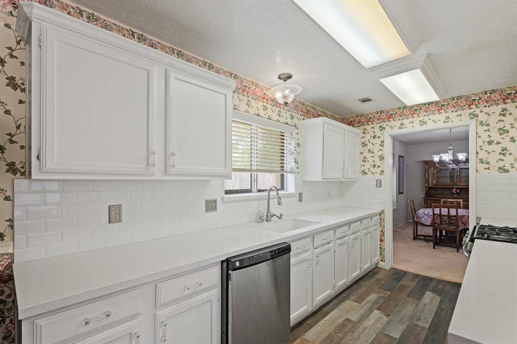 Long and extended countertop spaces.