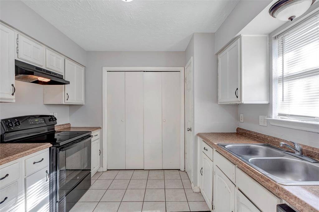 This kitchen offers modern appliances, double sinks, and ample cabinet storage—combining style and functionality for everyday living.