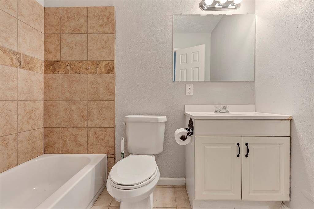 Secondary bathroom with tub/shower combo.