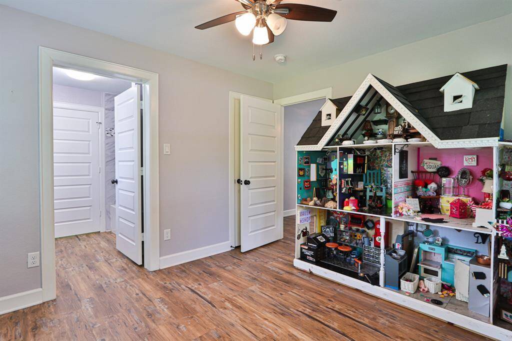 Whether envisioned as a living space, home office, guest retreat, or creative studio, this area offers endless possibilities for customization.