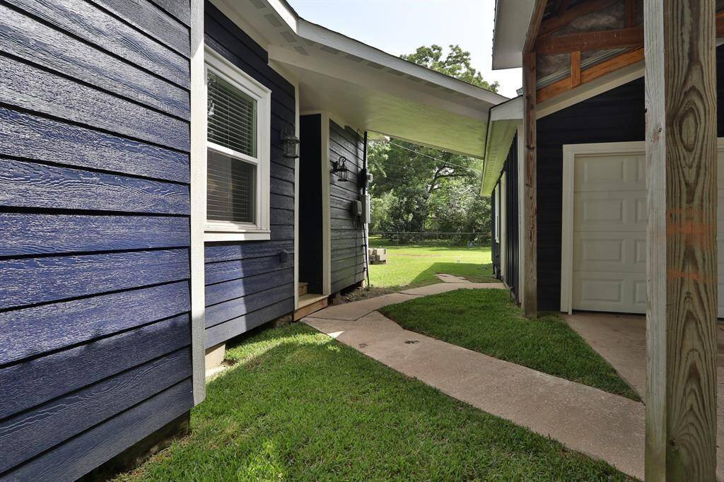 Designed for easy access and practicality, this path ensures smooth movement between the home and garage.