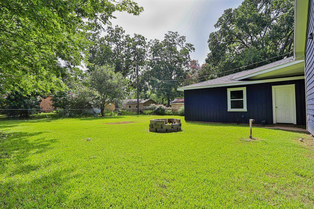 Expansive Backyard Oasis with Lush Greenery!