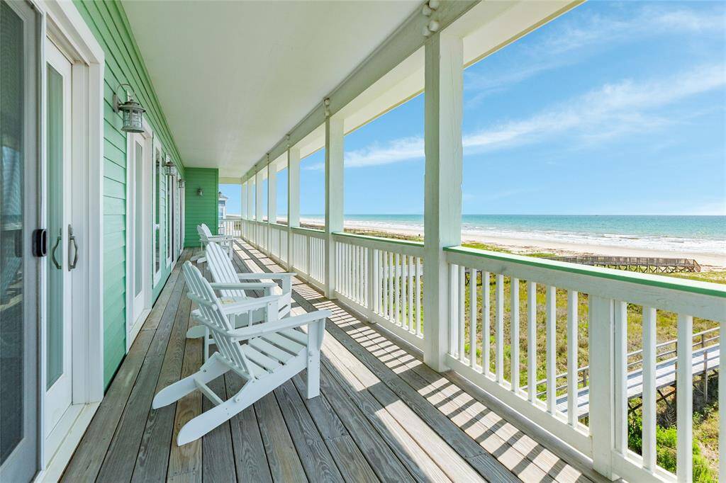Second floor deck can be accessed from all the bedrooms
