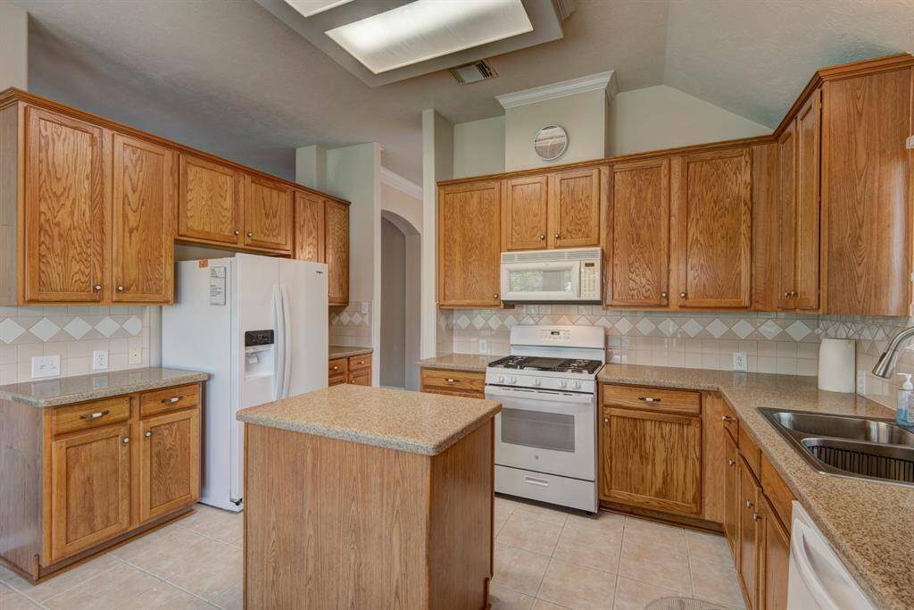 A kitchen that flows well around a central island.