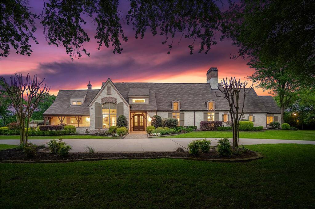 The home is even more gorgeous in the evenings.