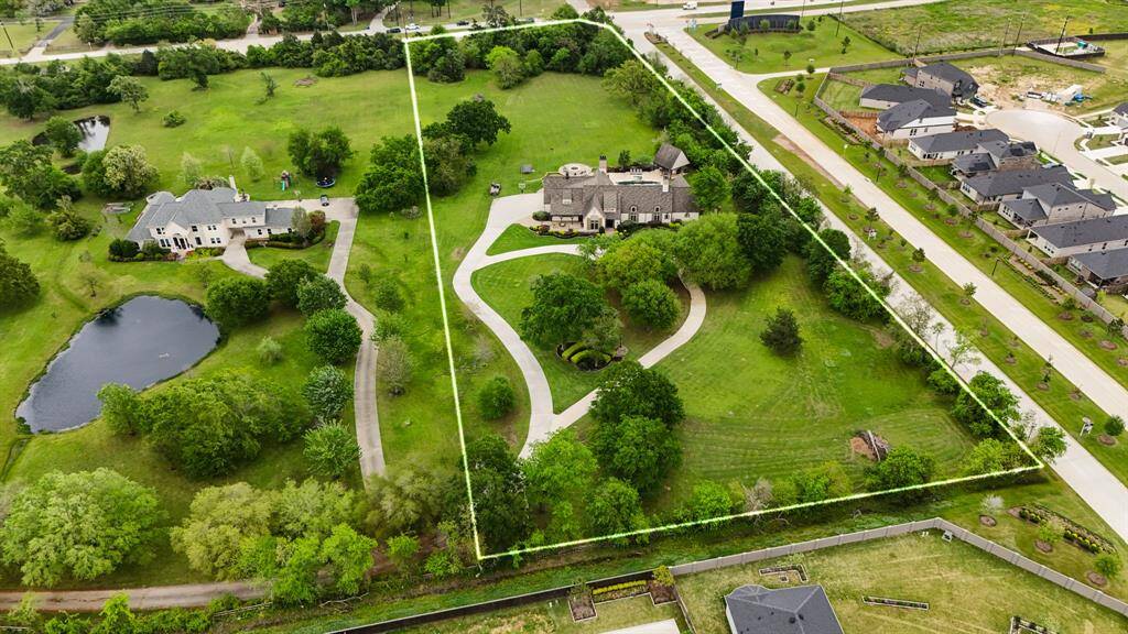 5 acres of luxury living, near city conveniences!