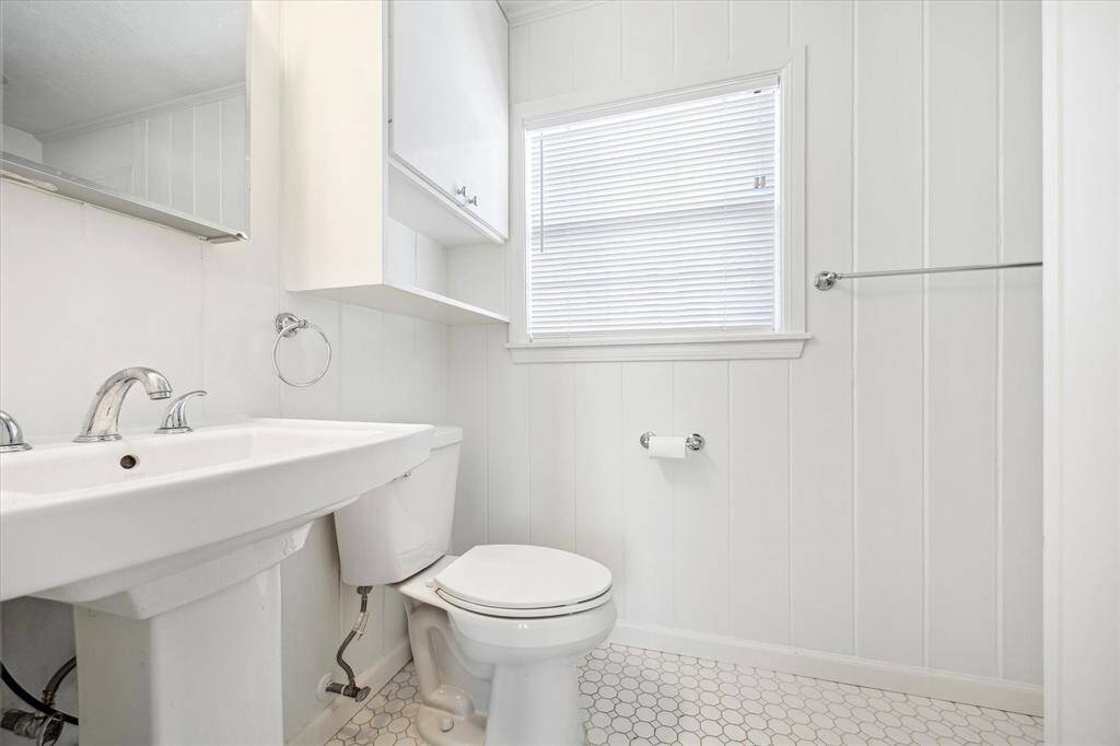 Full bath en suite with tub/shower combo