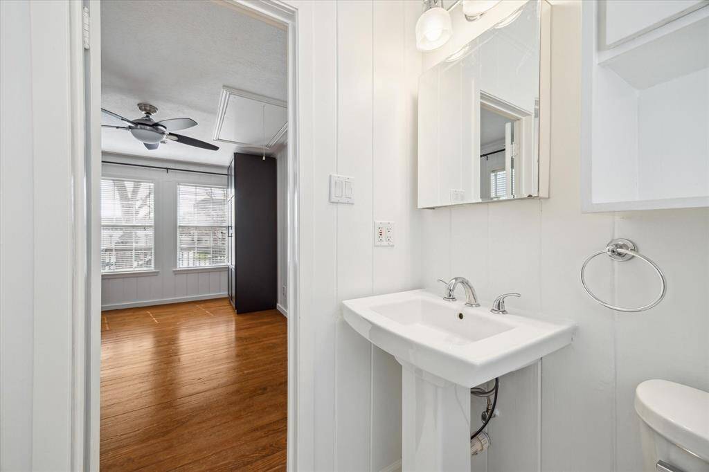 Full bath en suite with tub/shower combo