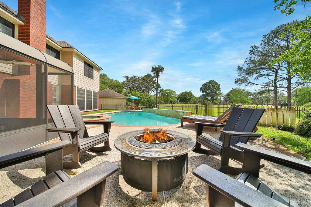 Heated pool & brand new pool pump.