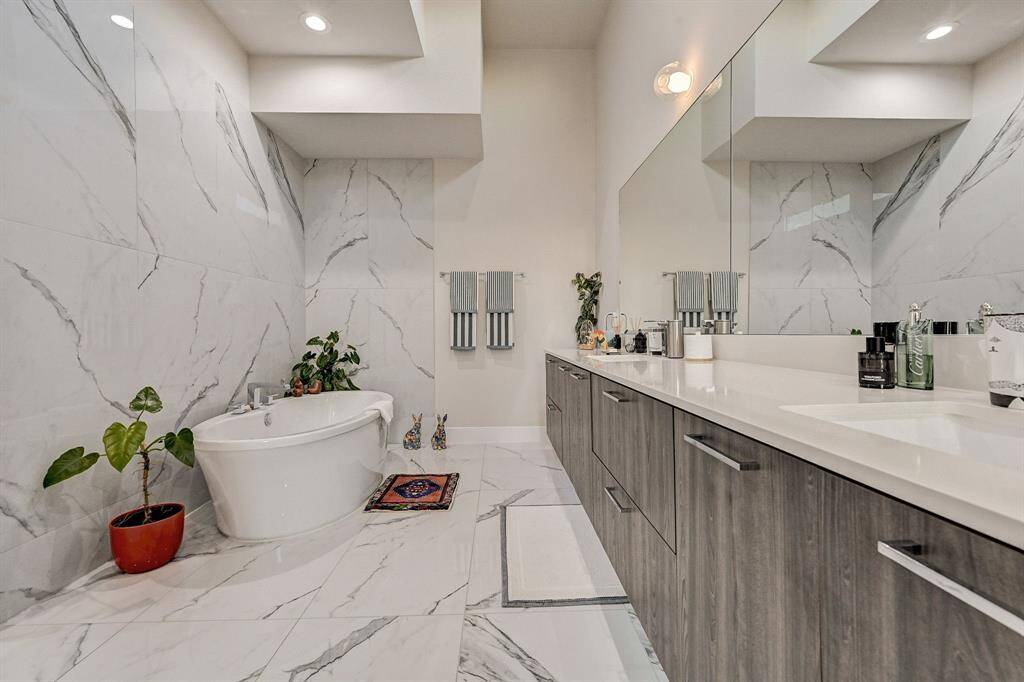 High ceilings, separate soaking tub