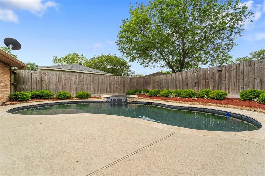 Take a dip in the sparkling pool, or hang out and enjoy the beautiful Texas sunset with your guests!
