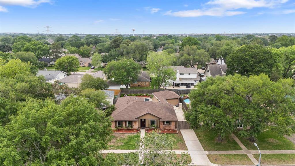 Absolutely NO detail was spared when building this beautiful home. Brick exterior, well maintained lawn, large windows, and a 7,820 sqft lot make this the perfect home!