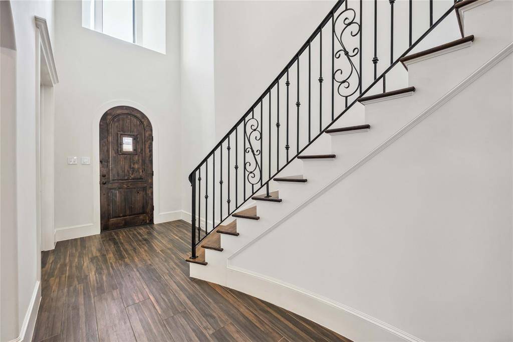 Entrance/Stairway