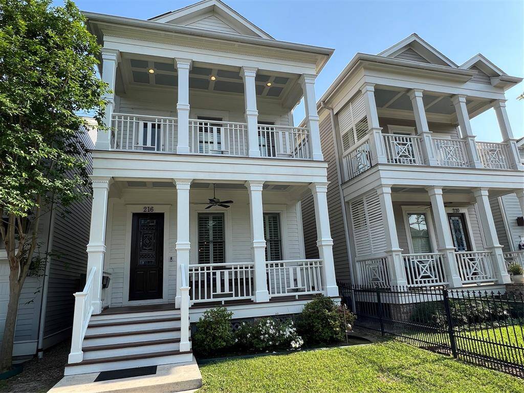 Presenting a great opportunity to rent in the Houston Heights. A sweet traditional home with 3 bedrooms and 2 1/2 baths with an awesome location.