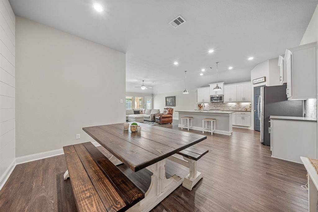 The dining room space blends seamlessly with the Kitchen to establish space and communication with the rest of the house.