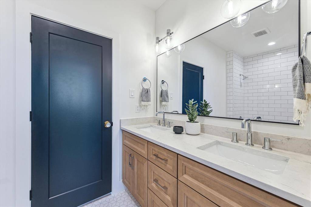 Delightful Jack & Jill bathroom accessing both secondary bedrooms.
